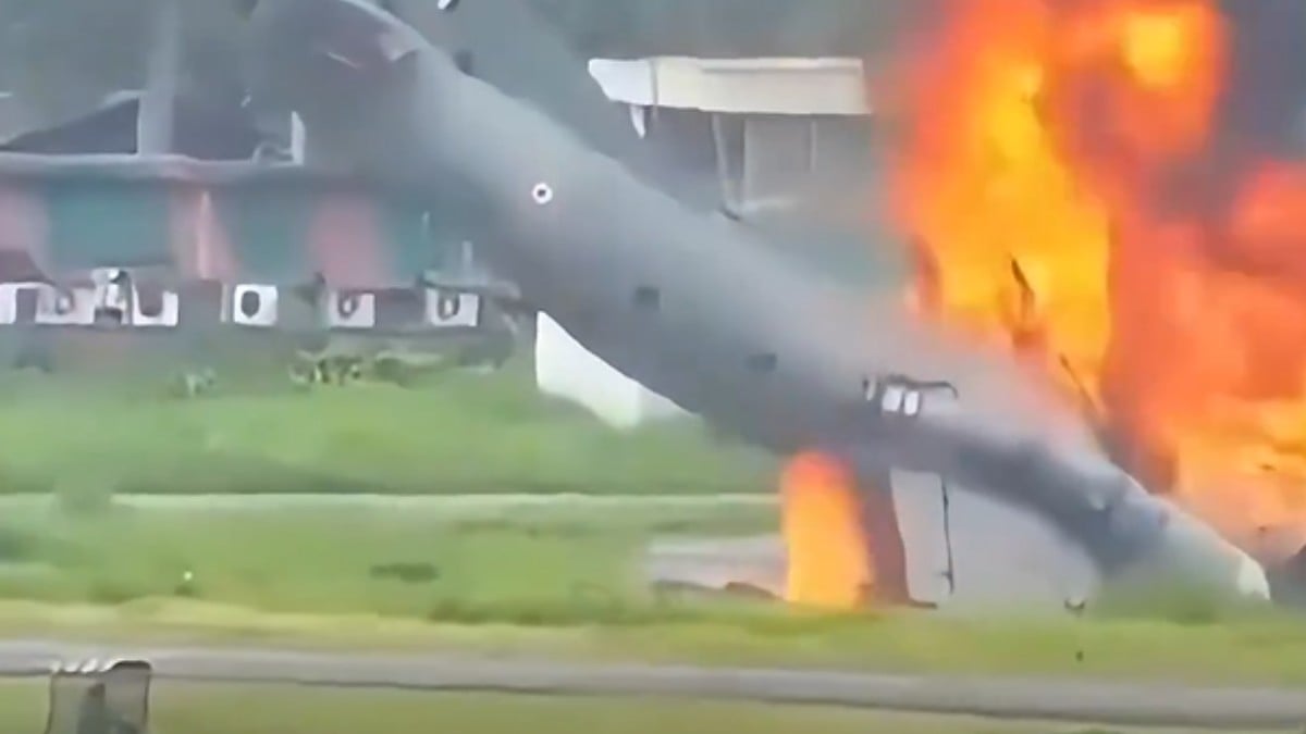 VIDEO ¡Tragedia! Avión militar se estrella durante el aterrizaje; sólo el copiloto sobrevivió