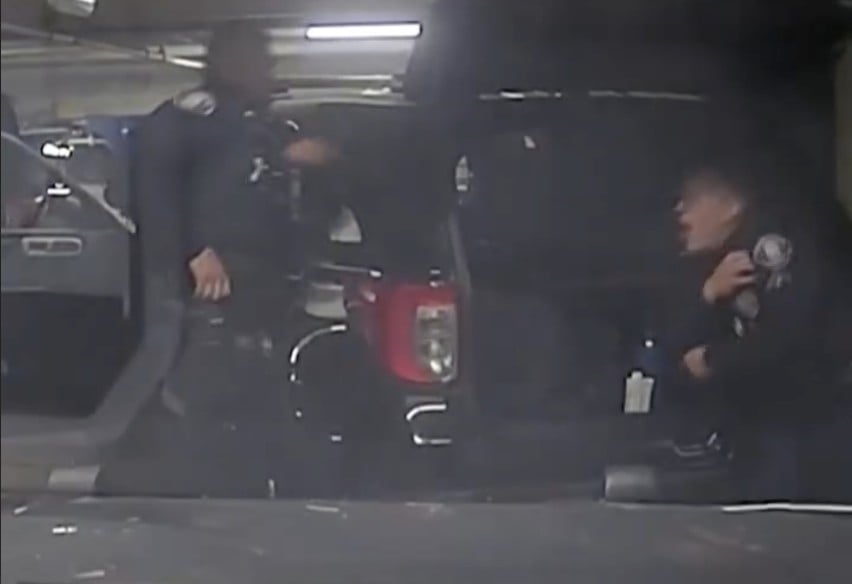 VIDEO ¿Fue broma o imprudencia? Policía manipulaba pistola y le dispara a compañero
