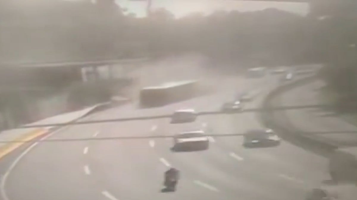 VIDEO ¡Brutal choque! Se impactan dos camiones y uno se vuelca; hay 14 lesionados