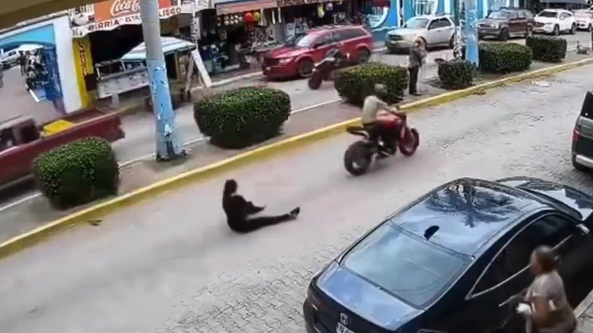 VIDEO Motociclista hace 'caballito' en la calle... ¡con su mujer y un bebé a bordo!