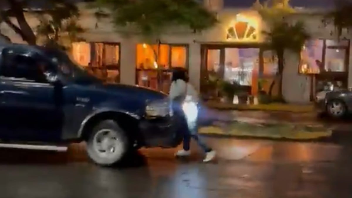 VIDEO Tras pleito vial, captan a camioneta mientras atropella a una repartidora en moto