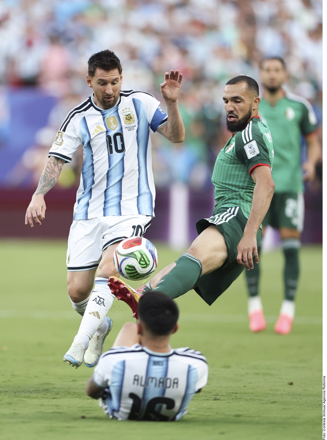 Messi firma triplete, iguala récord histórico y lidera triunfo de Argentina