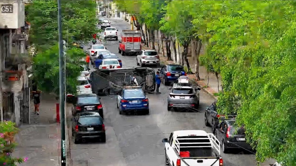 VIDEO ¡Fuerte accidente! Volcadura desquicia el tráfico en la Florencio Antillón en León