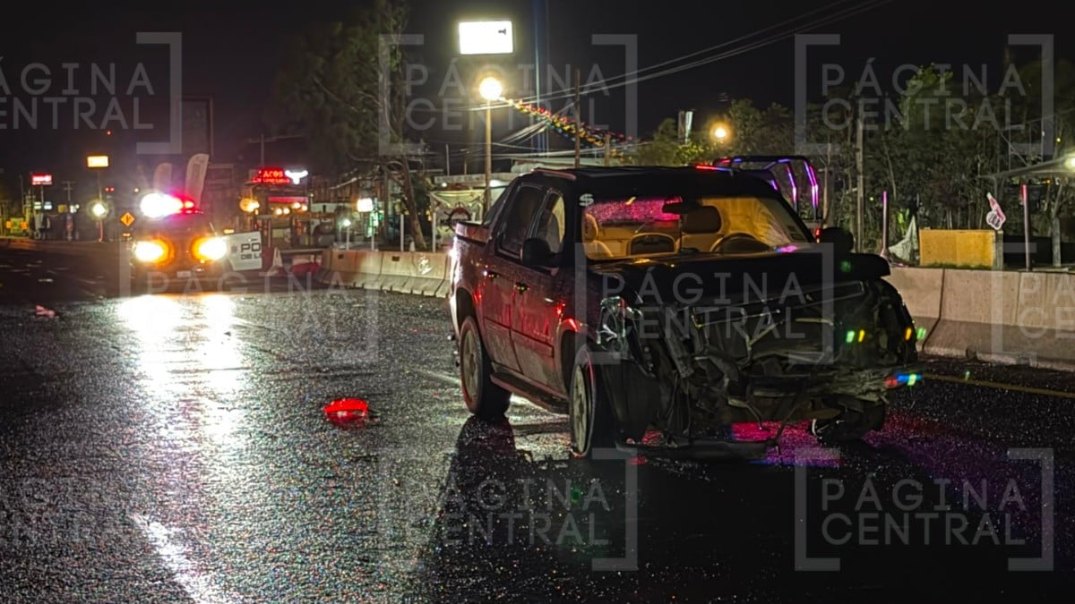 Camioneta choca con camión de personal en la León-Lagos; madre e hijo resultaron heridos
