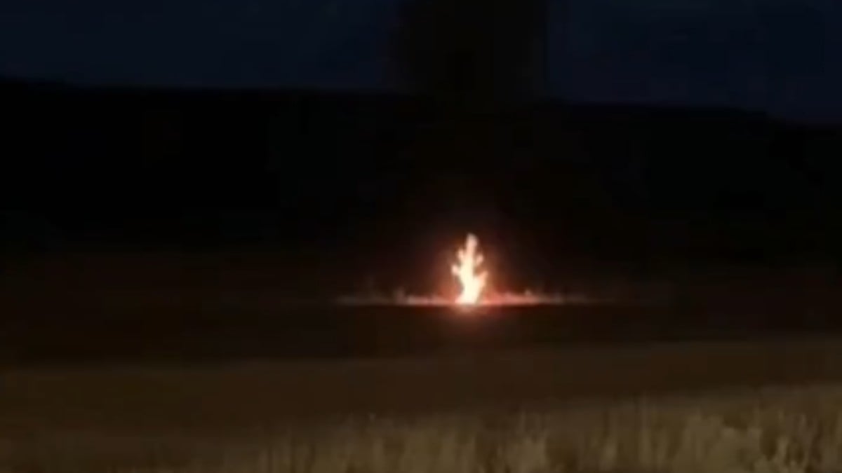 VIDEO ¡Captan a una presunta bruja! Bola de fuego se eleva por los aires y desaparece