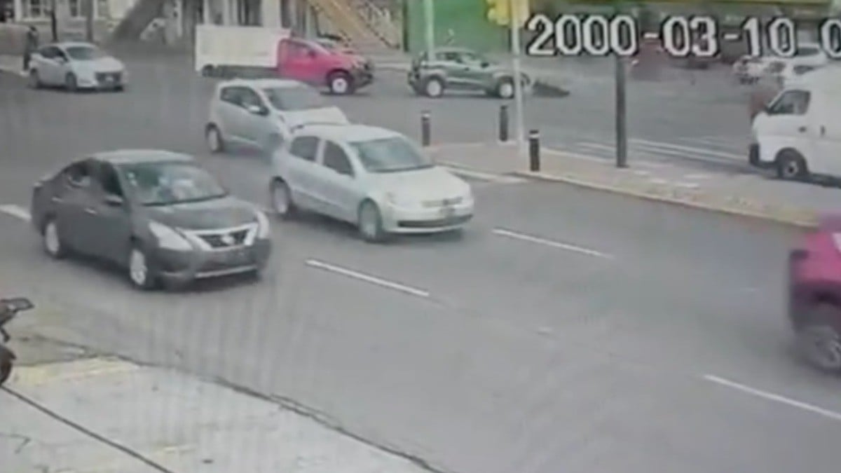 VIDEO Motociclista ignora semáforo y choca contra auto en el Torres Landa