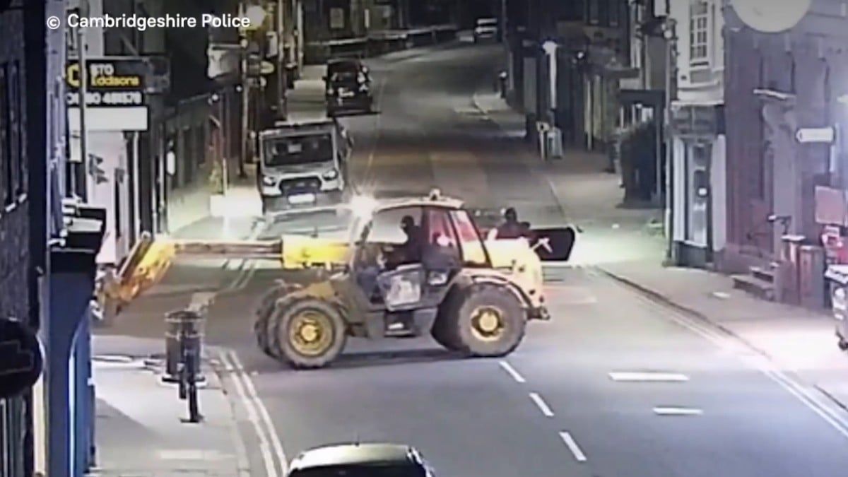 VIDEO ¡Insólito! Ladrones usan una excavadora para arrancar un cajero automático de la pared