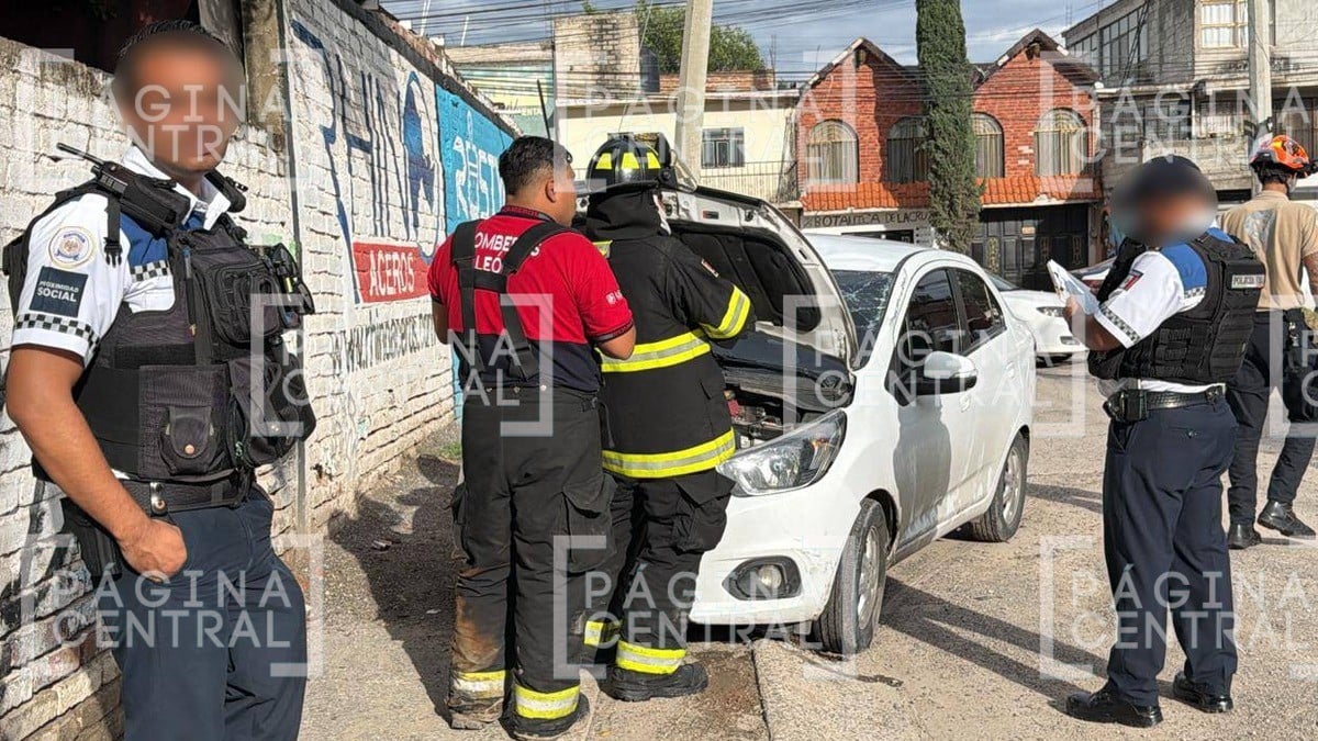 Conductor pierde el control, choca contra poste y vuelca en el bulevar Atotonilco