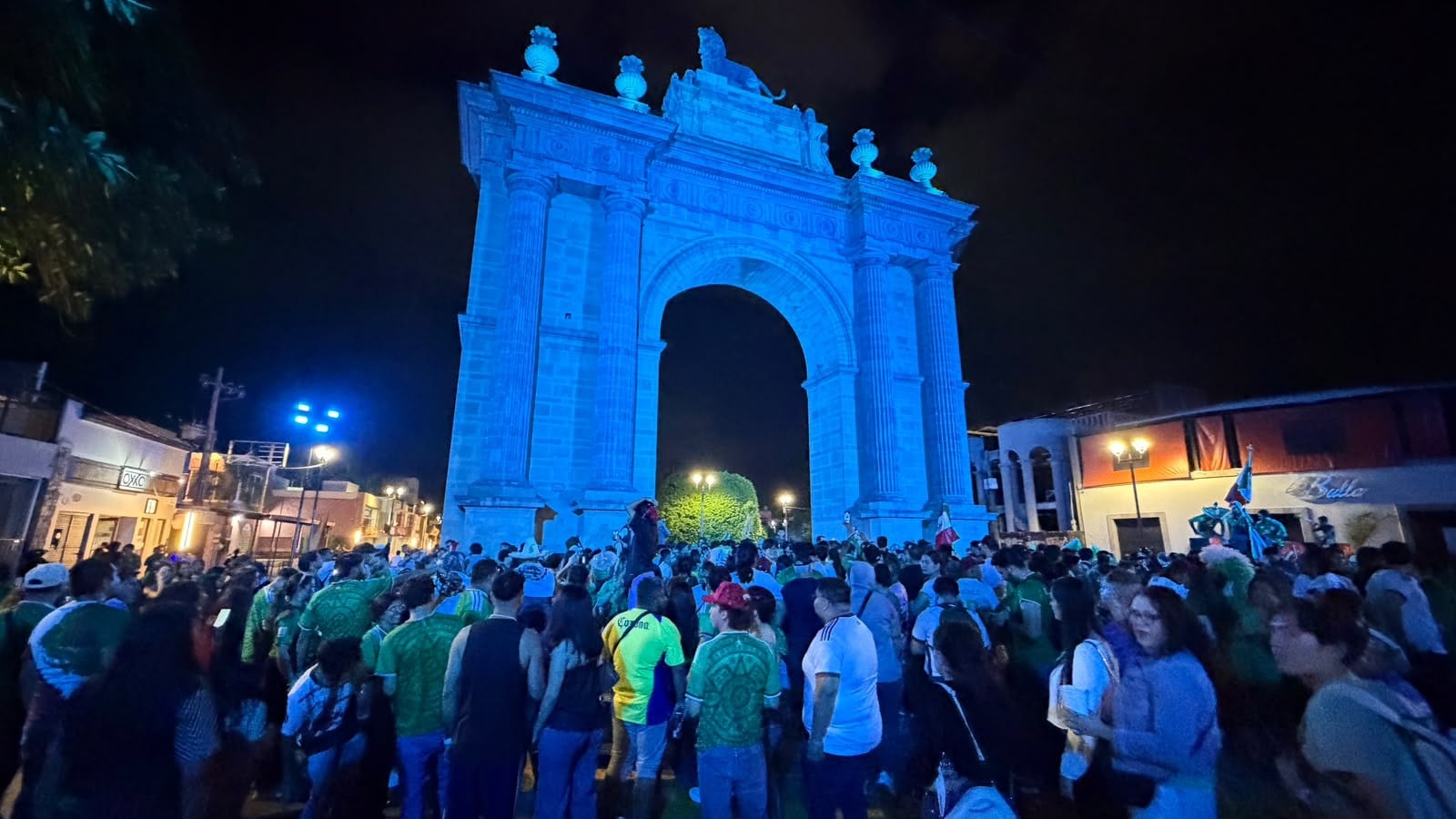 ¡Viva México...! León grita la victoria del Tri desde el Arco de la Calzada