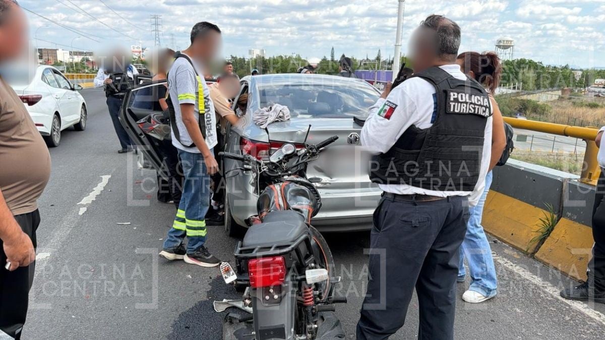 ¡No alcanzó a esquivarlo! Motociclista impacta a carro descompuesto en bulevar Morelos