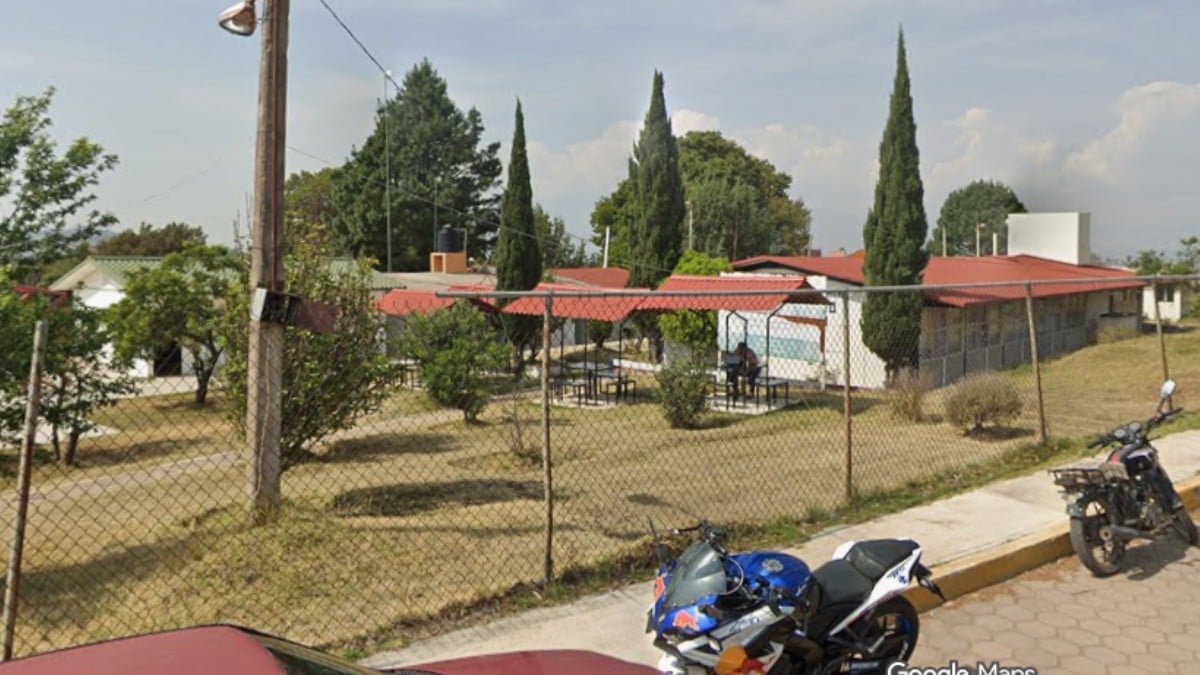 VIDEO Matan a un hombre dentro de una telesecundaria; lo apuñalaron por la espada