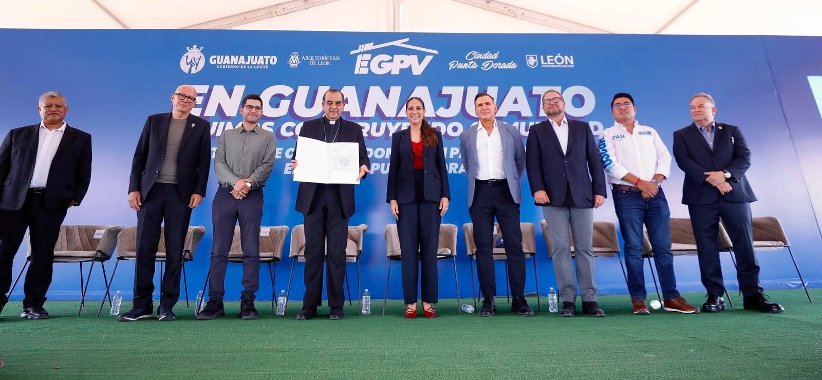 Gobernadora destaca labor educativa y donación de terreno para la paz