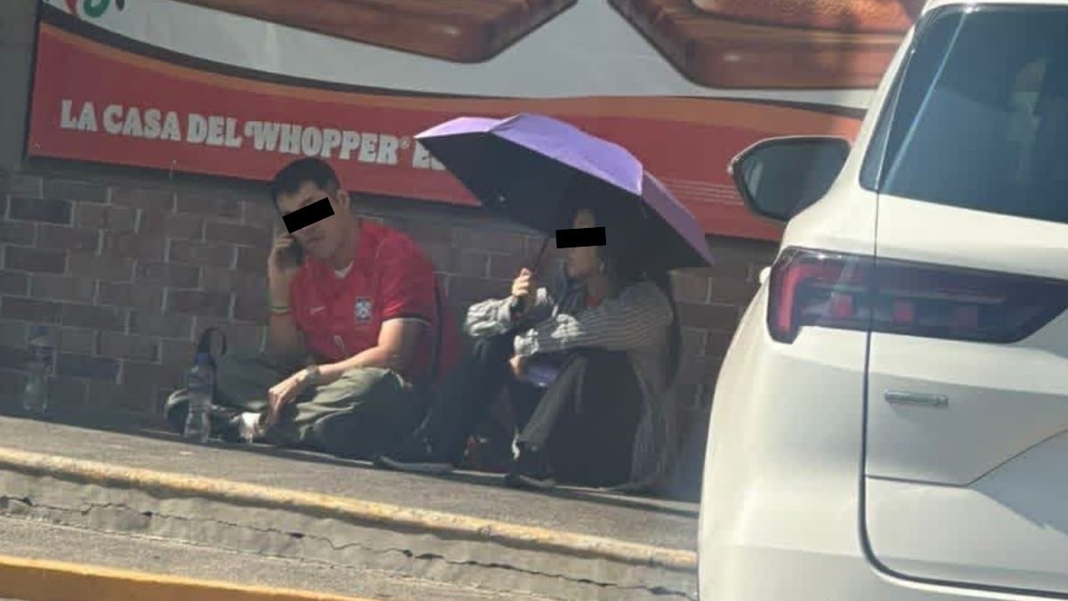 ¡Qué vergüenza! Pareja coreana que iba al partido en Guadalajara fue víctima de cristalazo