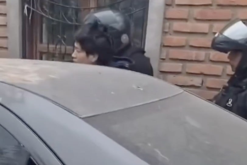 VIDEO ¡Lo entregó su madre! Mujer hace que arrastren a su hijo por robarla