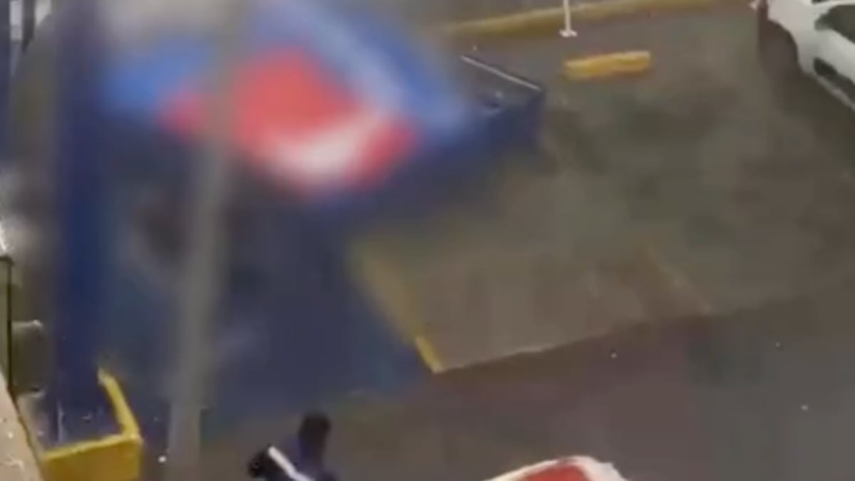 VIDEO Intensas lluvias tiran espectacular sobre una mujer, esto le pasó