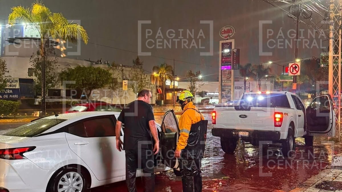 Fuertes lluvias dejaron inundaciones, árboles caídos y cierres viales en León. Autoridades atendieron múltiples reportes y exhortaron a extremar precauciones.