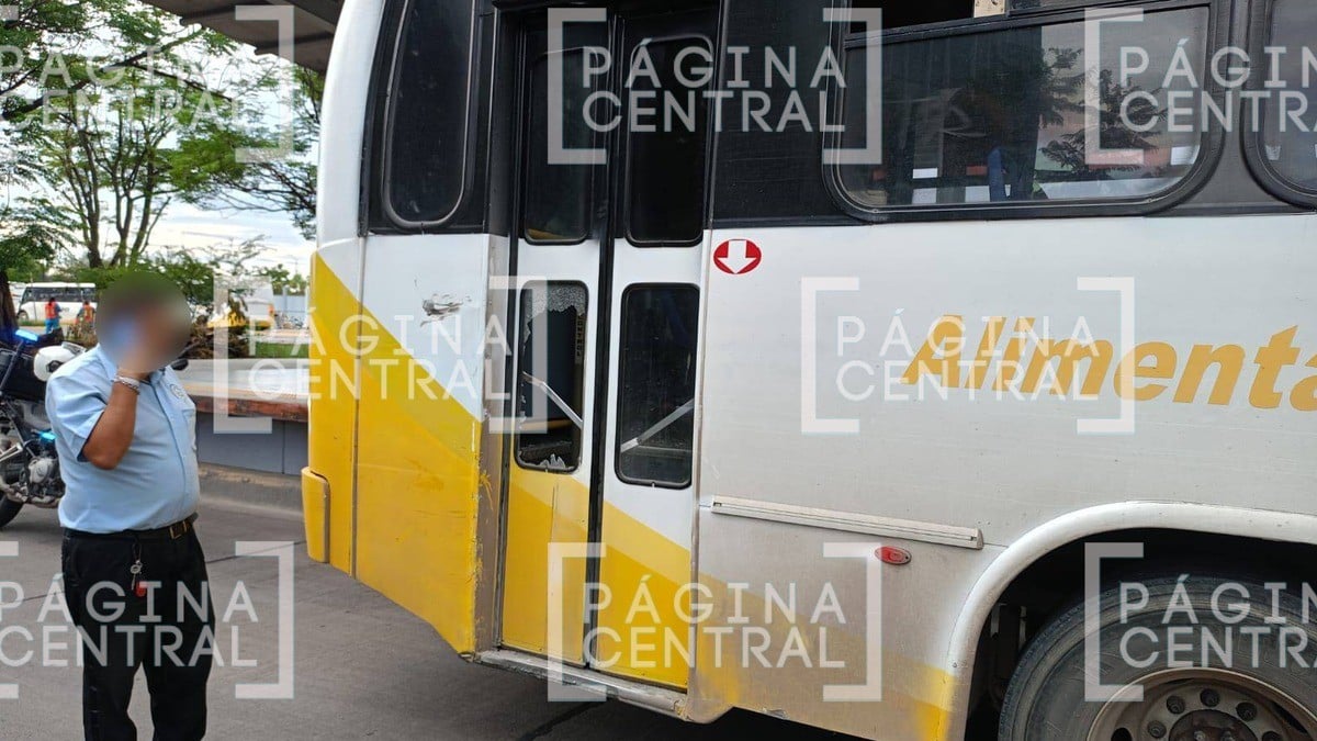 Pareja en moto resulta gravemente herida tras chocar contra camión en estación Delta