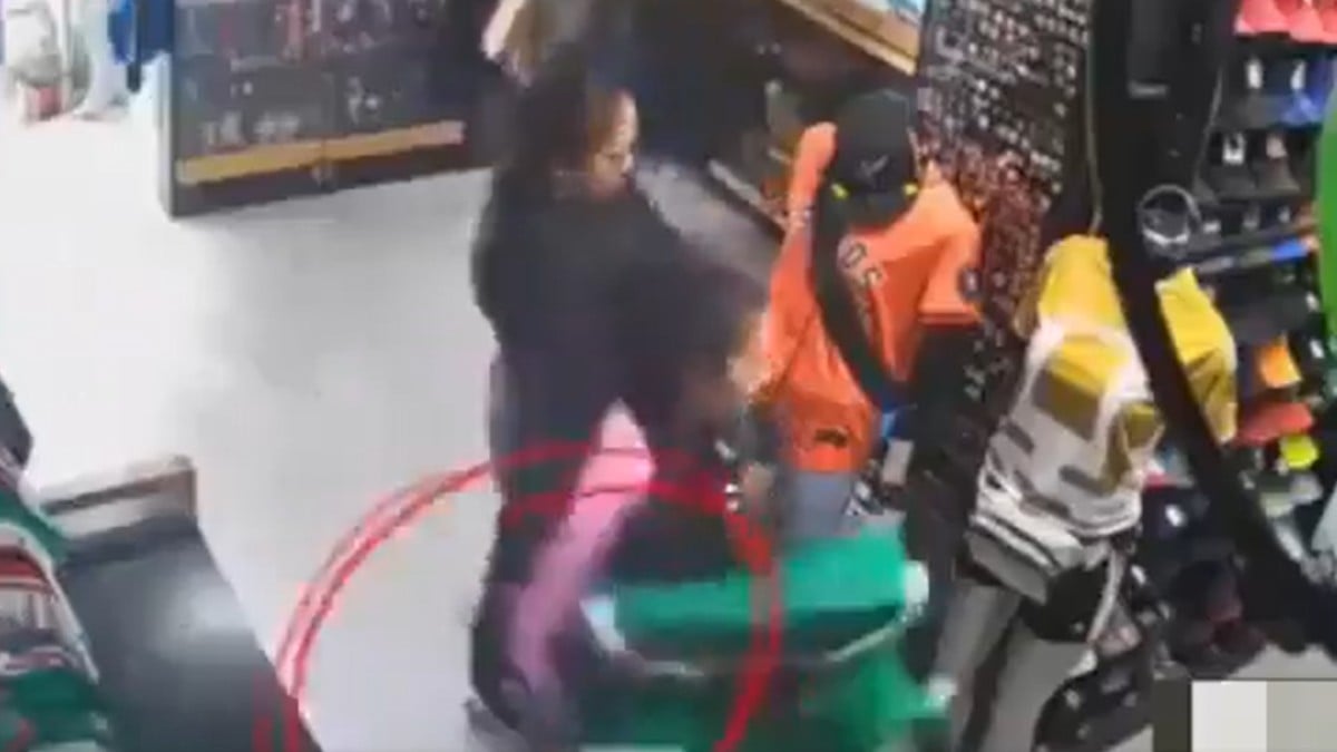 VIDEO ¡Rateras! Captan a dos mujeres robando jerseys de la Selección Mexicana