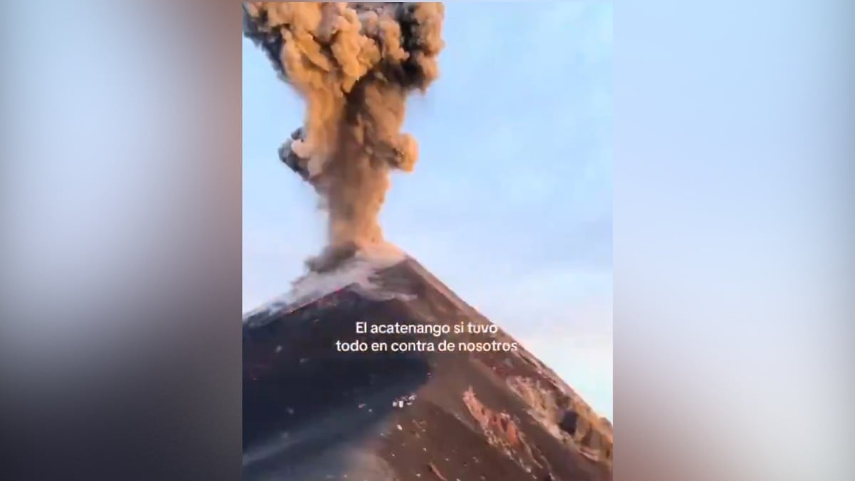 VIDEO ¡Prueba de fuego! Turistas suben a un volcán y casi los alcanza una erupción