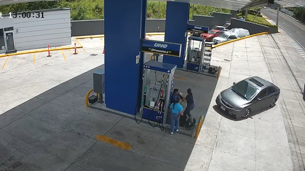 VIDEO ¡Brutal accidente! Auto a toda velocidad arrolla a 3 empleados de una gasolinera