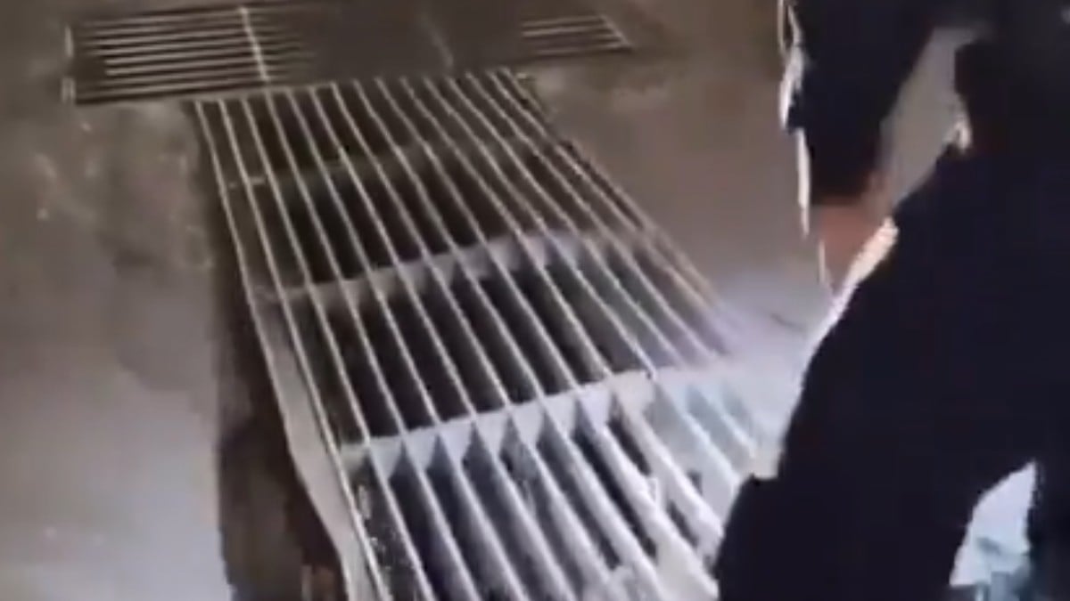 VIDEO Rescatan a hombre que pasó 8 horas atrapado en una alcantarilla; ¿cómo llegó ahí?