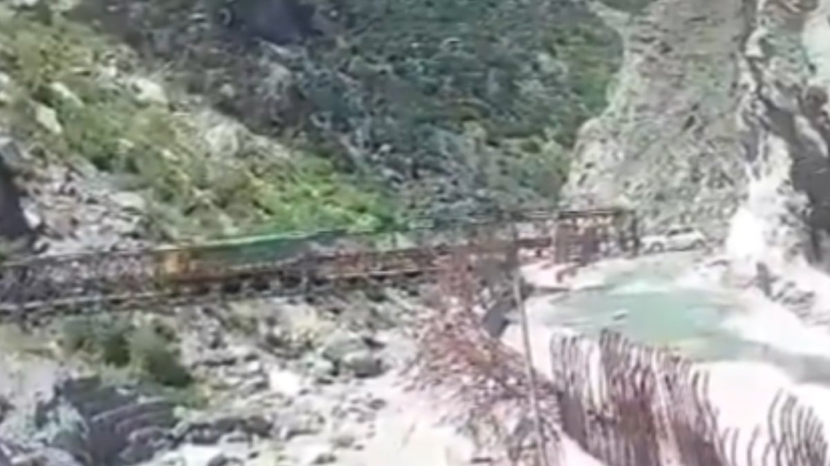 VIDEO ¡Puente de 60 metros colapsa mientras camión lo cruzaba! Esto pasó con el conductor