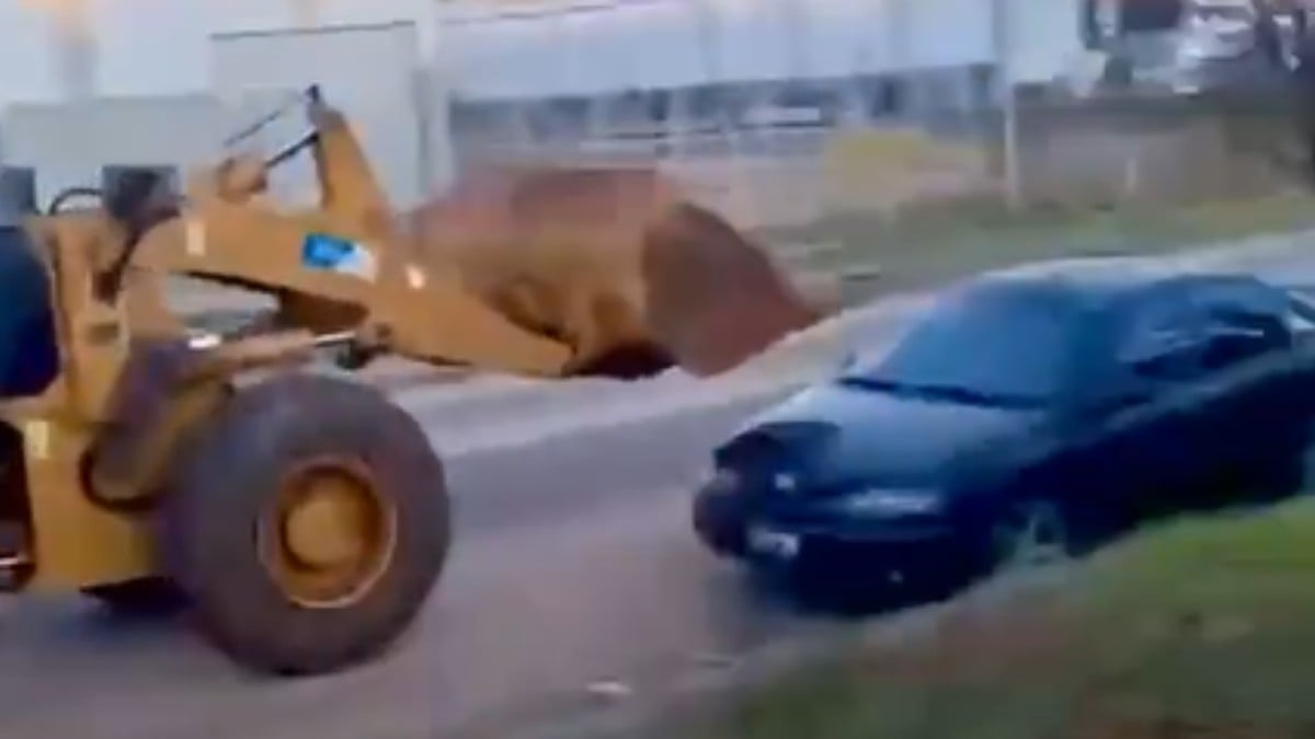 VIDEO ¡Quería festejar el triunfo! Maneja borracho una retroexcavadora y choca 7 vehículos