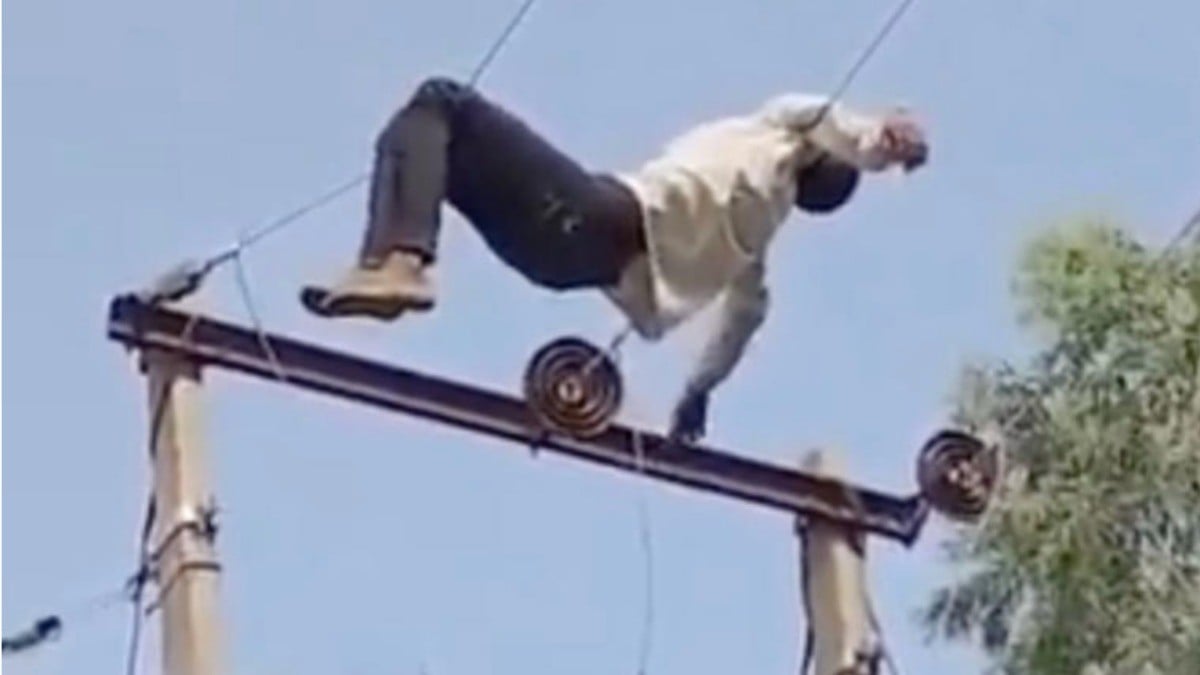 VIDEO Hombre borracho sube a poste de luz ¡y se duerme en cables de alta tensión!