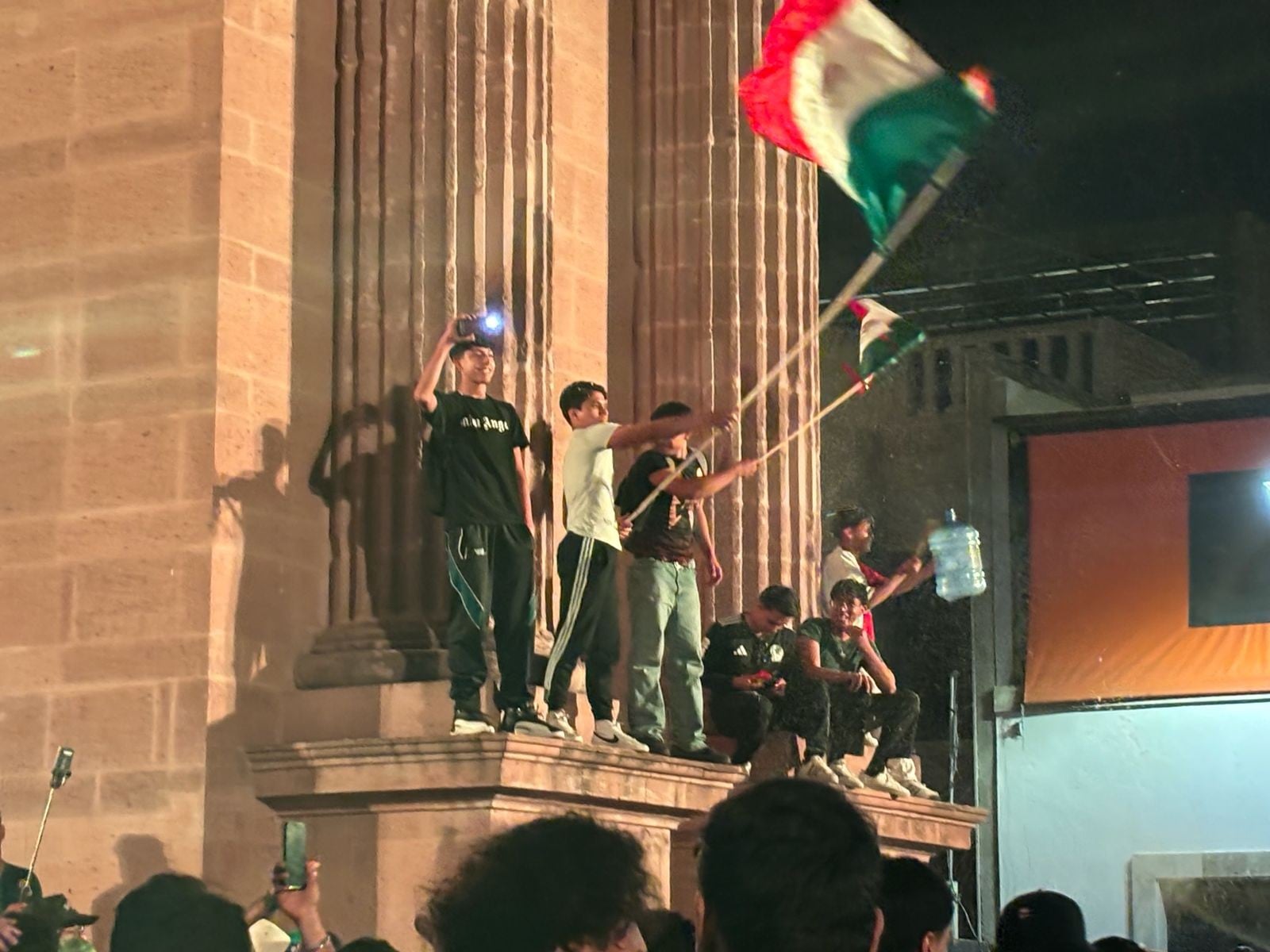 ¡Fiesta en León! México golea a Chequia y el Arco de la Calzada se llena de alegría