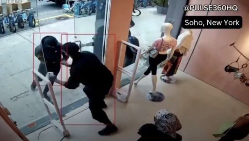 VIDEO ¡No se dejó! Guardia impide robo de tienda recién inaugurada