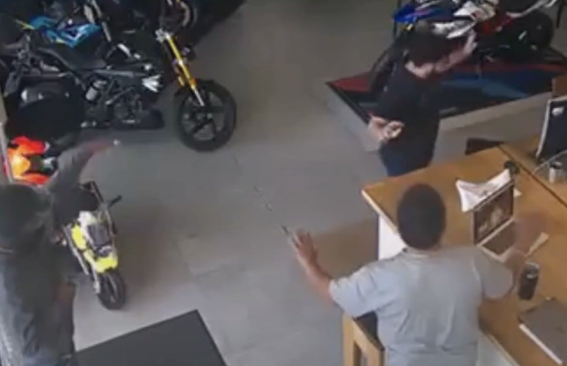 ¡En segundos! Así robaron tienda de motos y a sus empleados