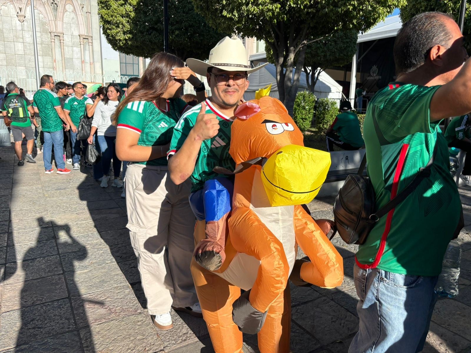 Ambientazo mundialista desde el Expiatorio; miles de aficionados listos para ver al Tri