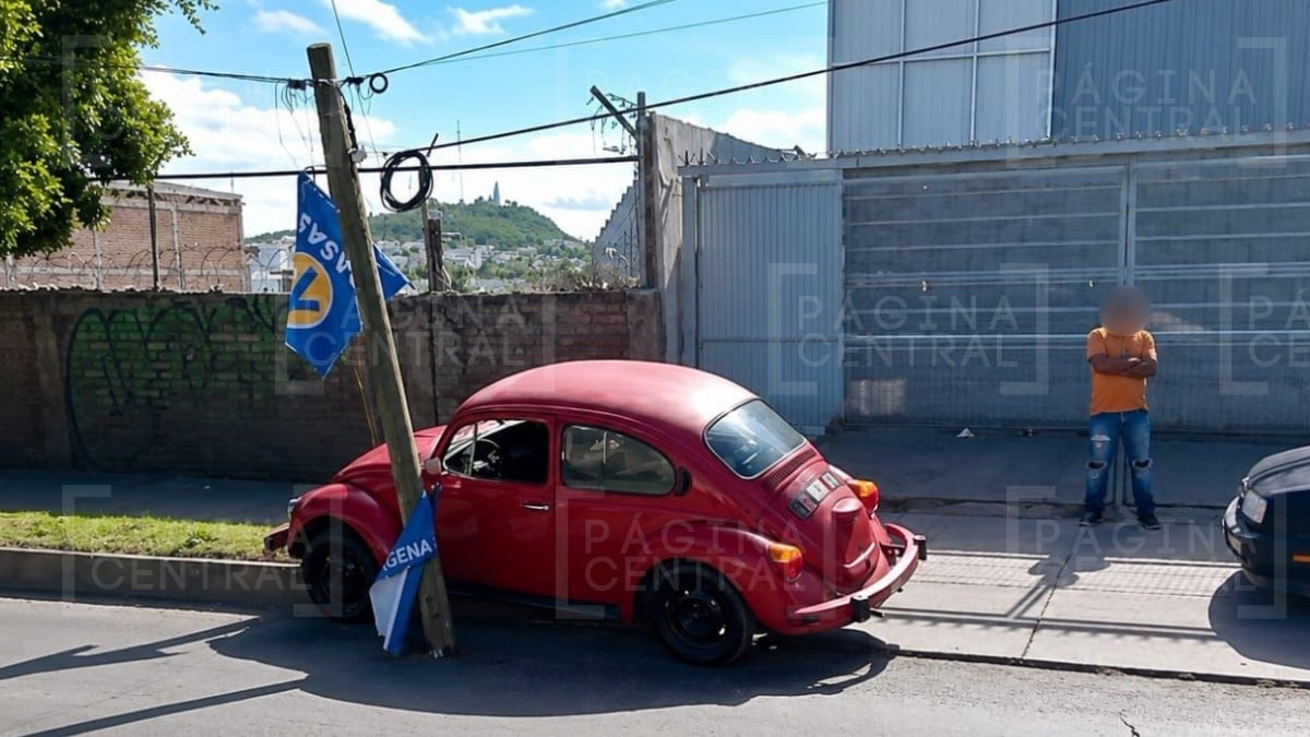 ¡Vochazo! Conductor de Volkswagen pierde el control y se va contra poste en La Ermita