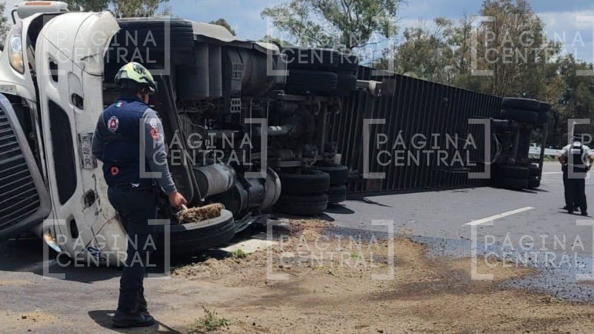 Volcadura de tráiler causa movilización en la carretera León–Aguascalientes; derrama combustible