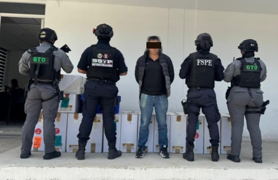 Decomiso en León: Detienen a hombre con cargamento de cigarros y medicinas ilegales