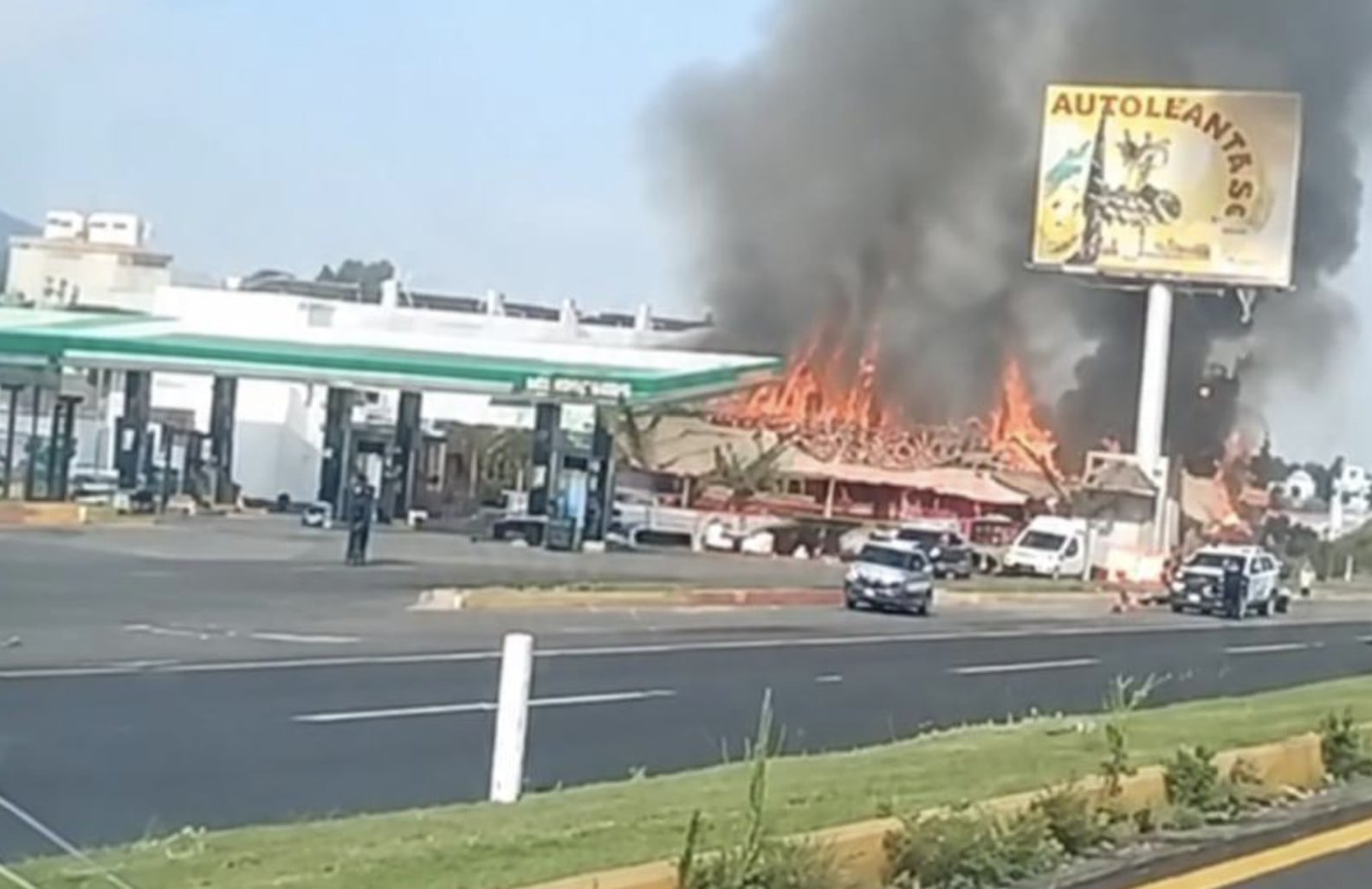 ¡Se habría quedado sin frenos! Explosión de pipa causa graves daños y deja dos muertos