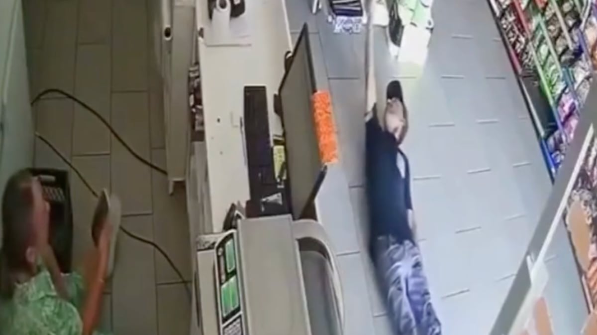 VIDEO ¡De película! Sujeto se arrastró “sigilosamente” para robar una tienda