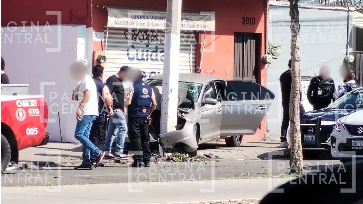 ¡Quedó destrozado! Auto se impacta contra un poste en la colonia Santo Domingo en León