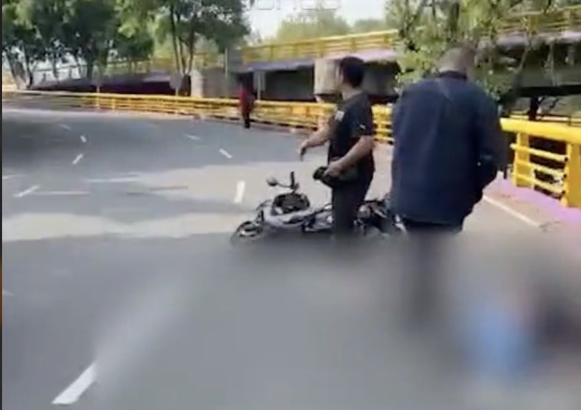 VIDEO ¡No la libró! Derrapa en motoneta y pierde la vida por el golpe