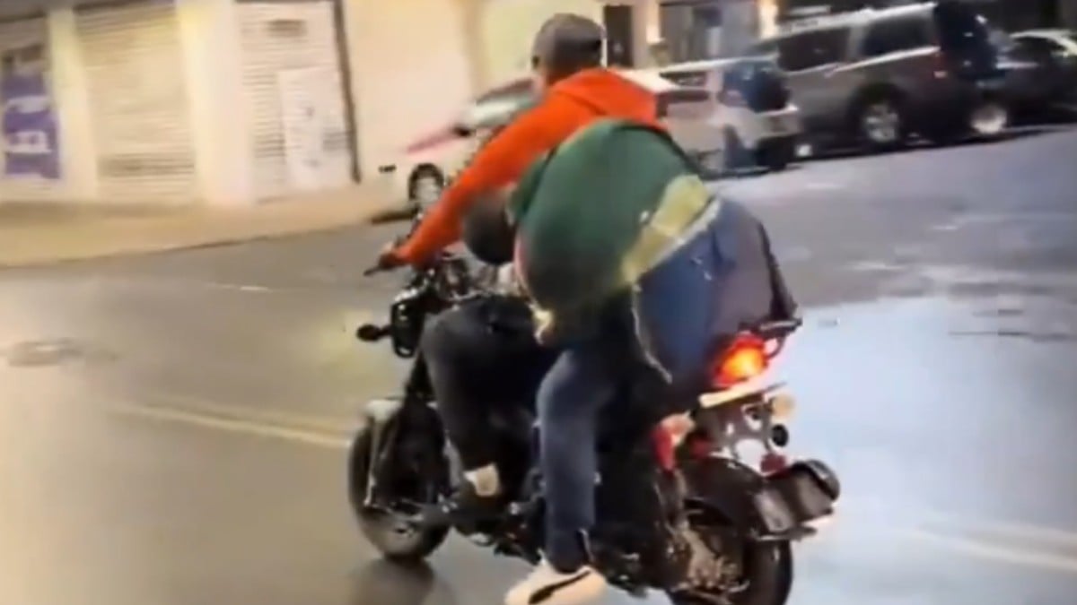 VIDEO ¡Juntos llegamos, juntos nos vamos! Amarra a su amigo ebrio para llevárselo en moto