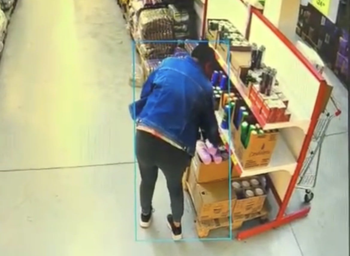 Captan a tres mujeres “fardeando” en tienda en pleno centro