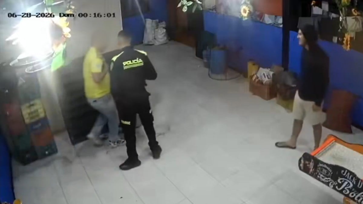VIDEO ¡Salieron mal en un juego! Captan cuando policía dispara y mata a un civil