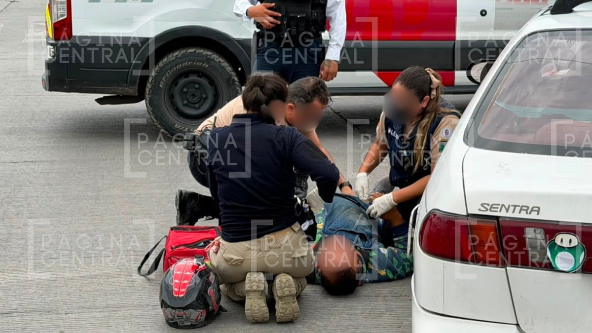 ¡A mitad del bulevar! Motociclista es hospitalizado tras aparatoso choque en Francisco Villa