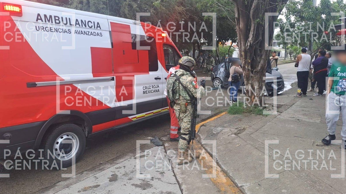 Choque entre motocicleta y auto en Villas de San Juan deja tres lesionados