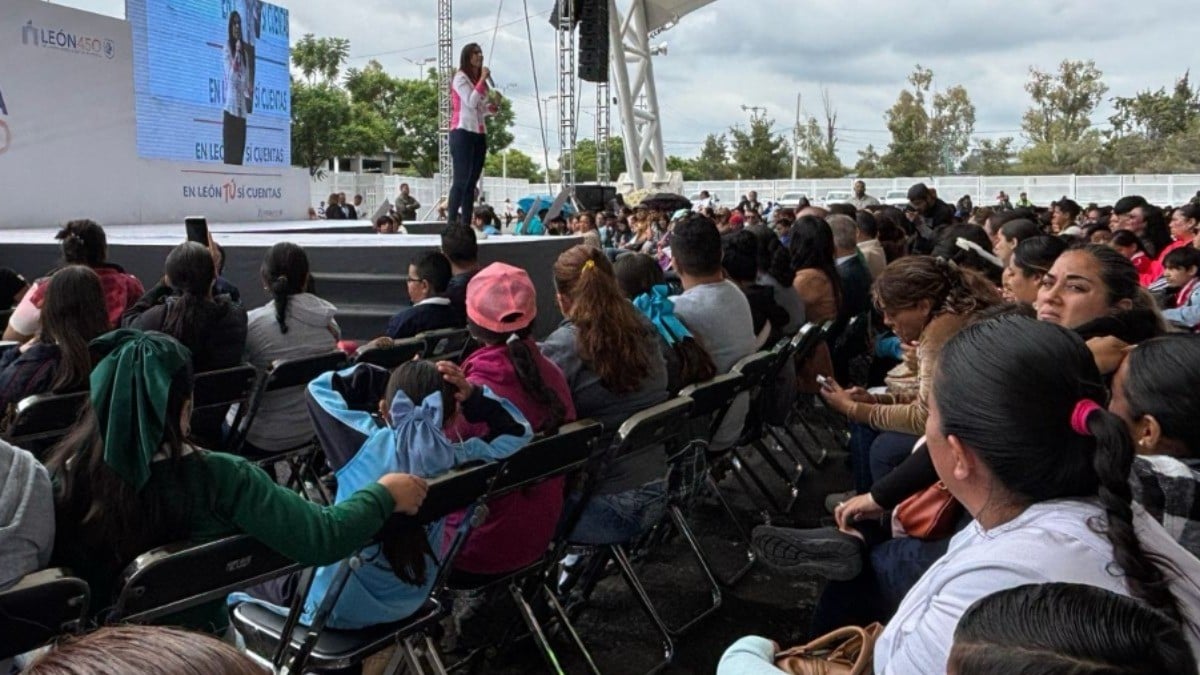 Entrega Alejandra Gutiérrez 4 mil 300 becas a estudiantes en León