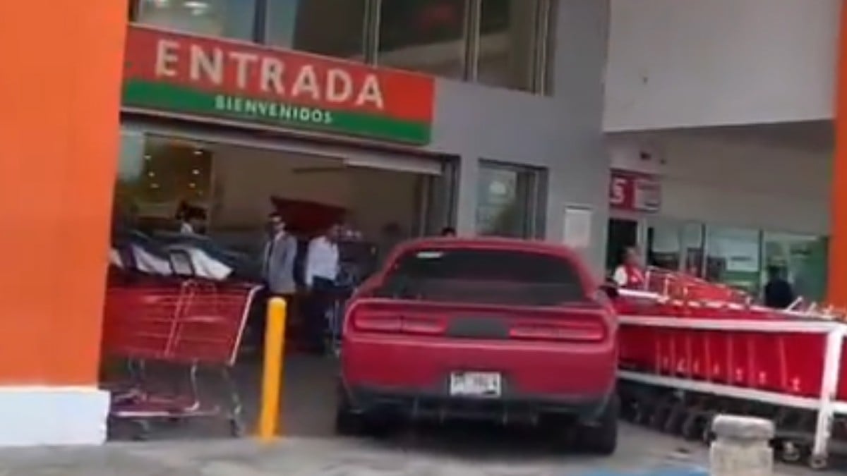 VIDEO ¡Ya no pudo detenerse! Auto se estrella en la entrada del Soriana de Centro Max