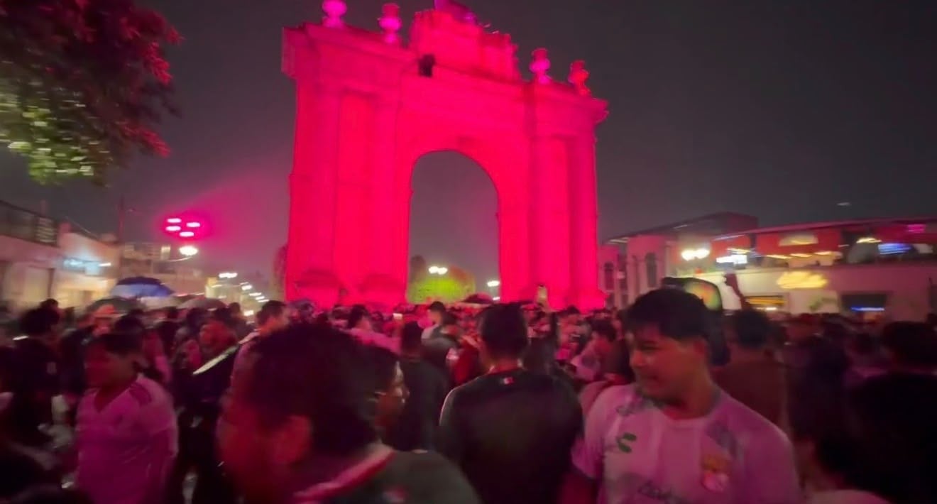 ¡Ni la lluvia los detuvo! Así celebran leoneses el triunfo del Tri desde el Arco de la Calzada