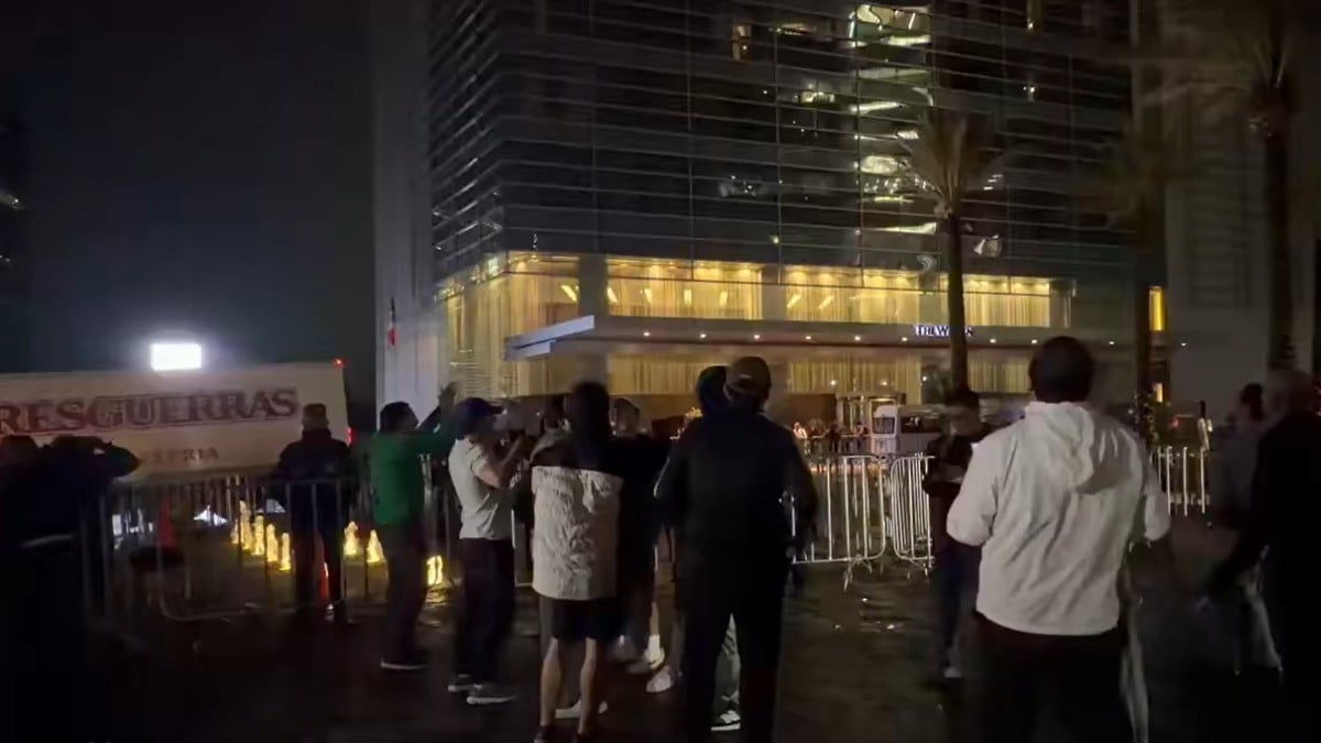 VIDEO ¡No los dejaron dormir! Afición mexicana arma escándalo afuera del hotel de Ecuador