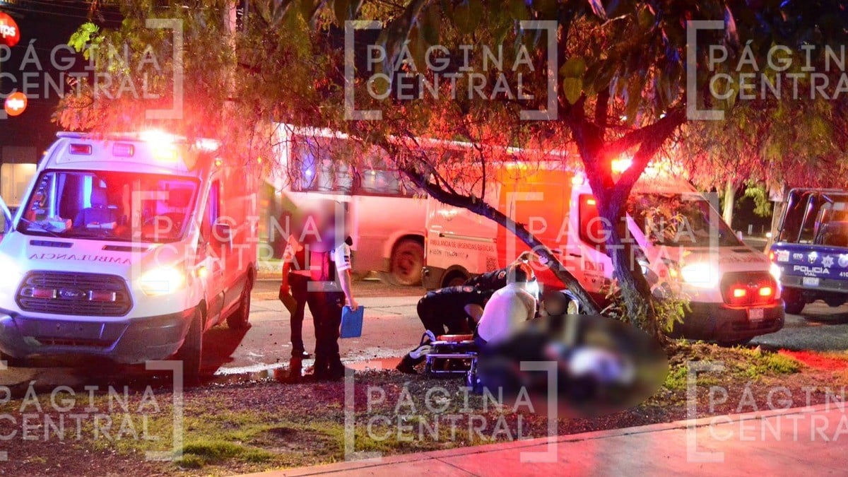Choque contra árbol en bulevar Francisco Villa deja un motociclista muerto y otro herido