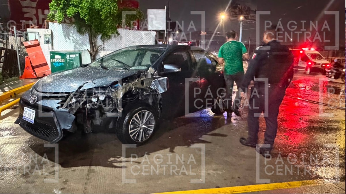 ¡Lo hizo dar varias vueltas! Conductor ebrio choca a otro auto en el Torres Landa en León